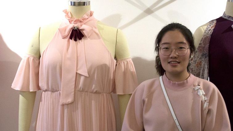 Ran tao peach with her dress horizontal small