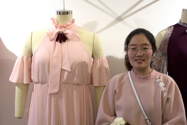 Ran tao peach with her dress horizontal small